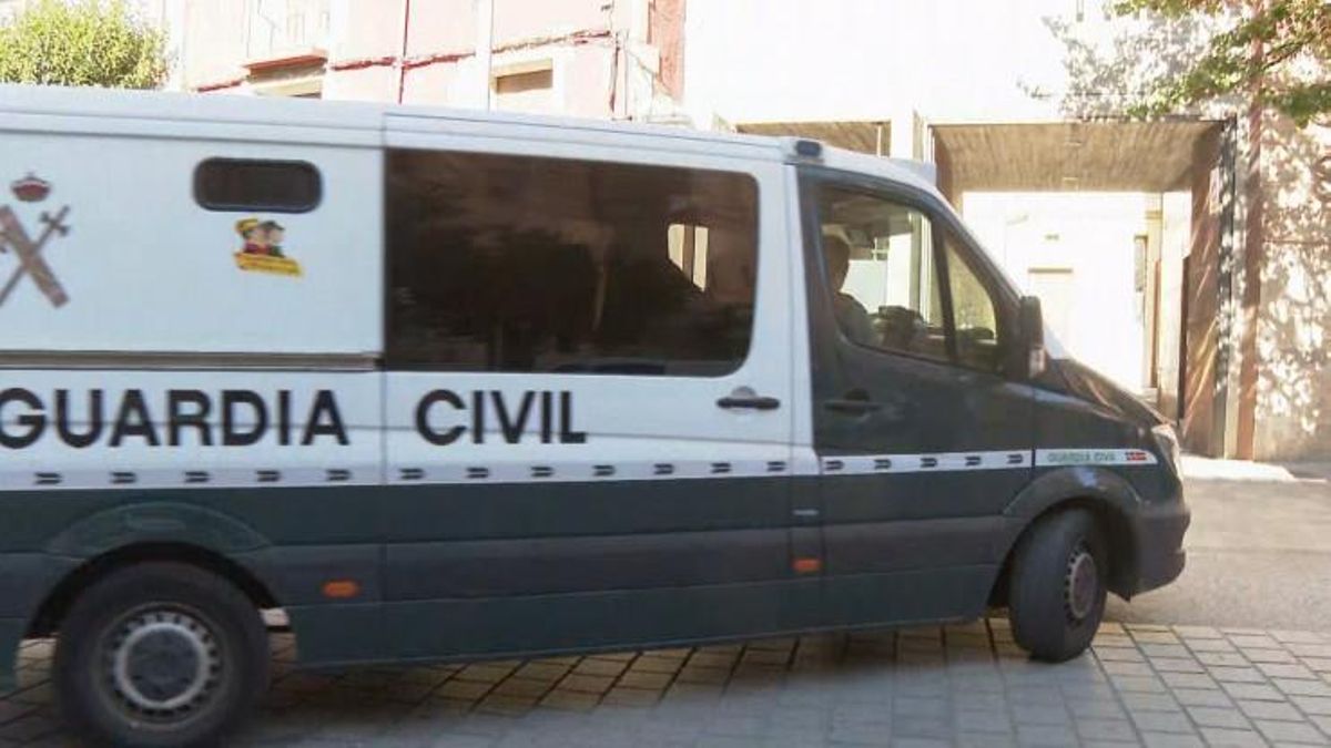 El furgón traslada a los detenidos a la prisión de Zaragoza.