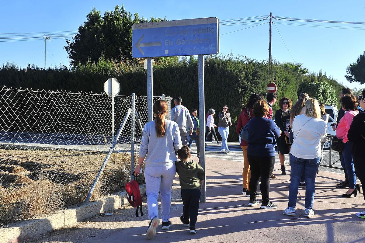 Padres y alumnos a la entrada del colegio este jueves.