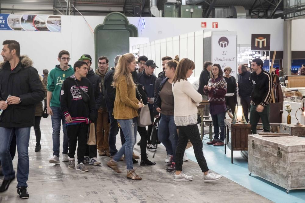 Cientos de visitantes descubren las novedades en el sector de los electrodomésticos, los muebles y la decoración en la primera Feria Hogar Factory de Vigo.