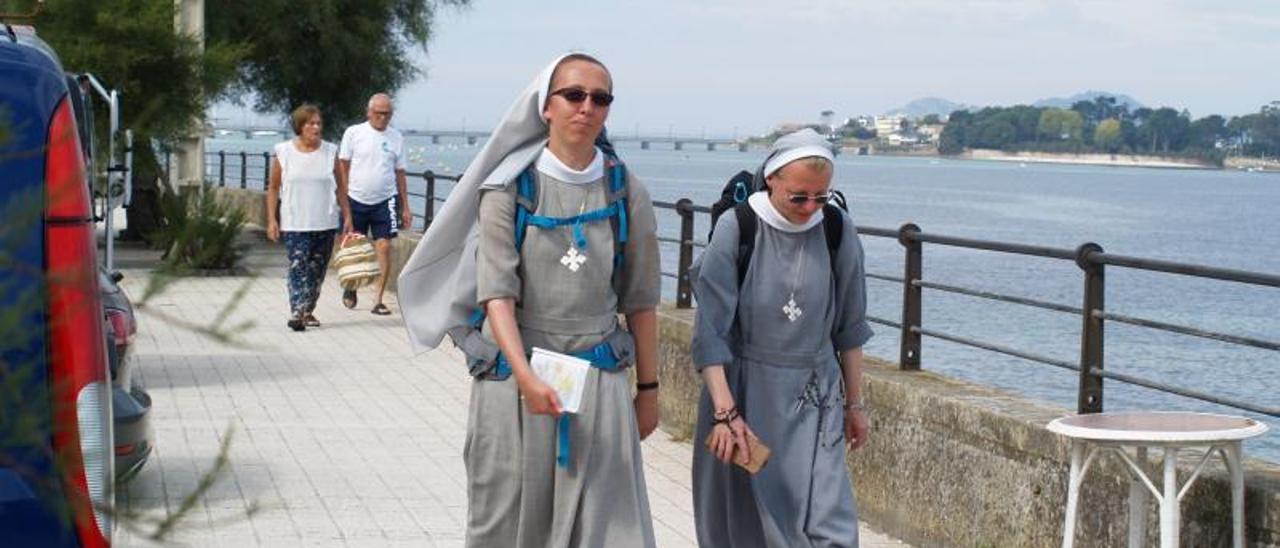 Dos religiosas realizan el Camino Portugués por la Costa.