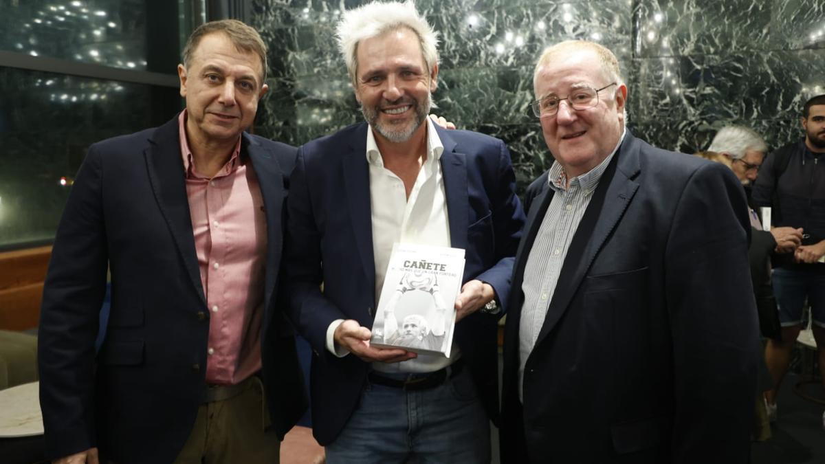 Santi Cañizares durante el acto de presentación de su libro