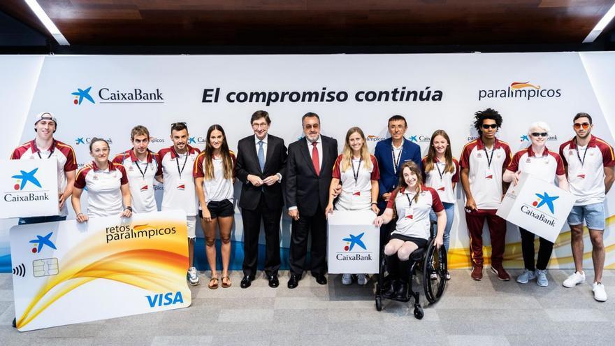 María Delgado y Sergio Ibáñez, en la firma del acuerdo entre Caixabank y el Comité Paralímpico Español