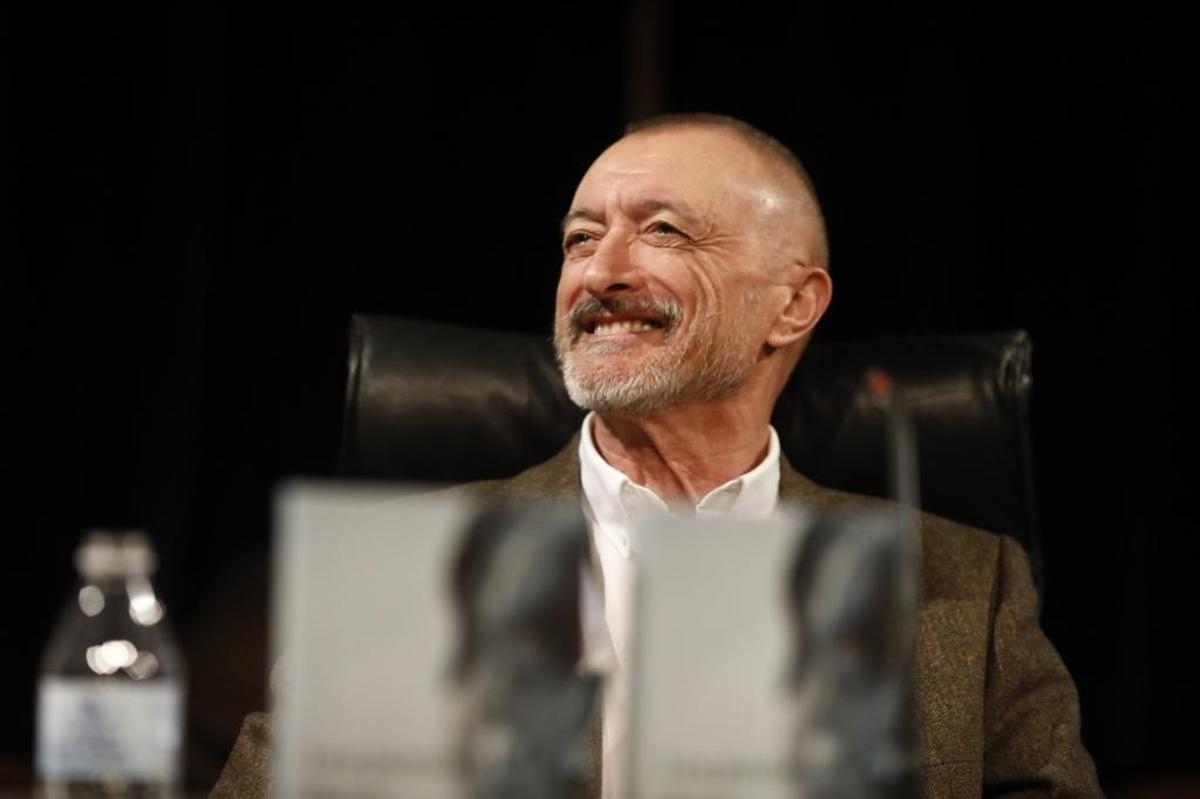 Pérez Reverte responde a la líder de Cambia Avilés: "Se le ha olvidado llamarnos también fascistas"