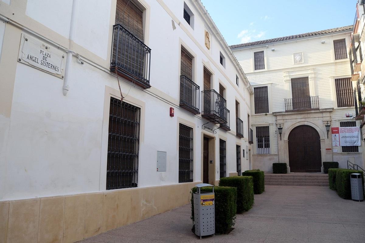 La Plaza Ángel Sisternes da acceso a la Casa de las Aguas de Montilla.