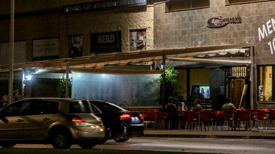 Imagen del restaurante frente al que se inició el tiroteo en la tarde de ayer.