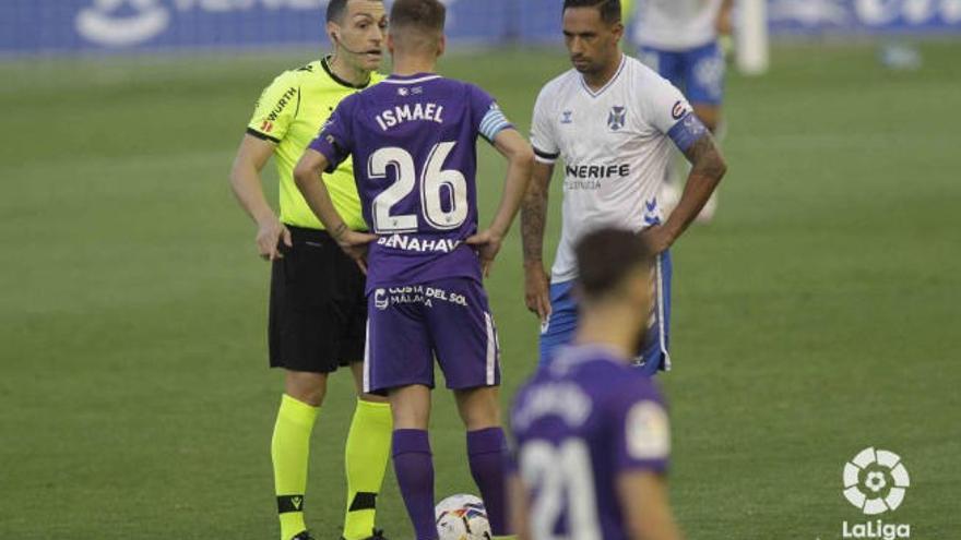 Suso Santana, con Ismael, del Málaga, y el árbitro Prieto Iglesias.