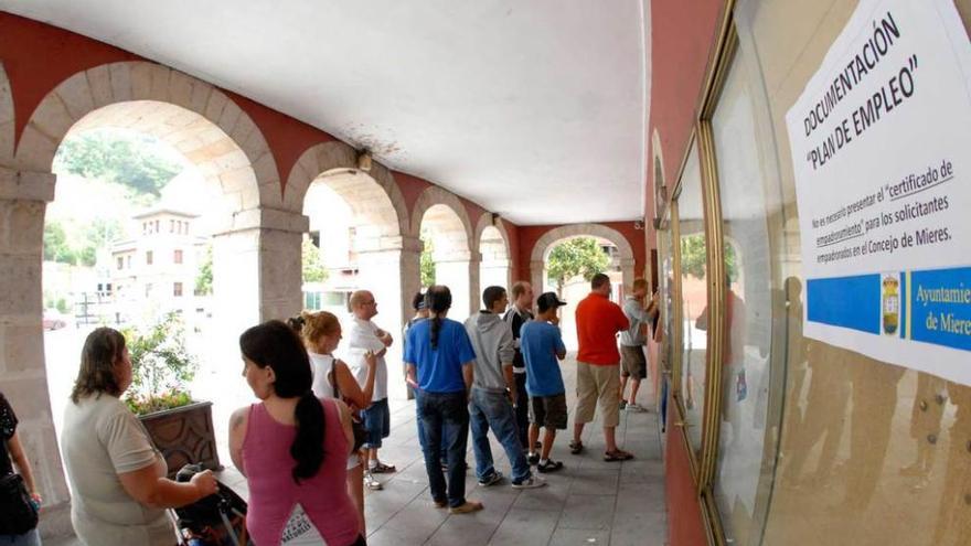 Colas en el Ayuntamiento de Mieres para los planes de empleo, en una imagen de archivo.