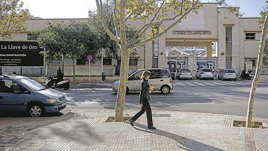 El antiguo cuartel de Automóviles está fuera de uso desde 2000. En 2015 La llave de Oro lo adquirió por 5,5 millones de euros.