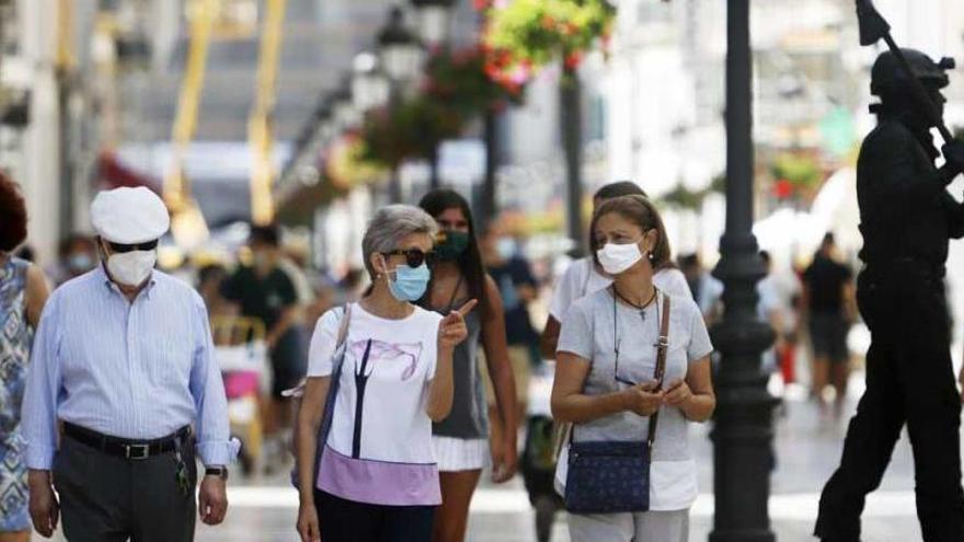 Varias personas pasean por la calle Larios el pasado verano, alguna de ellas sin mascarilla.