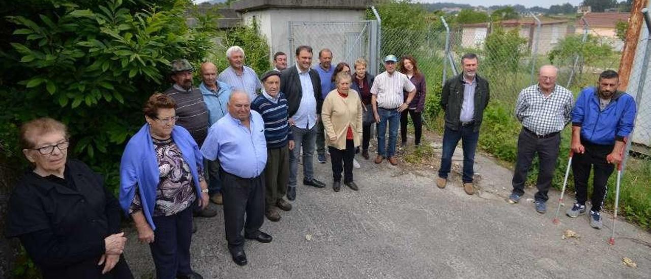 Los afectados de San Amaro, junto a Sanmartín y Abraldes en el depósito.  // Gustavo Santos