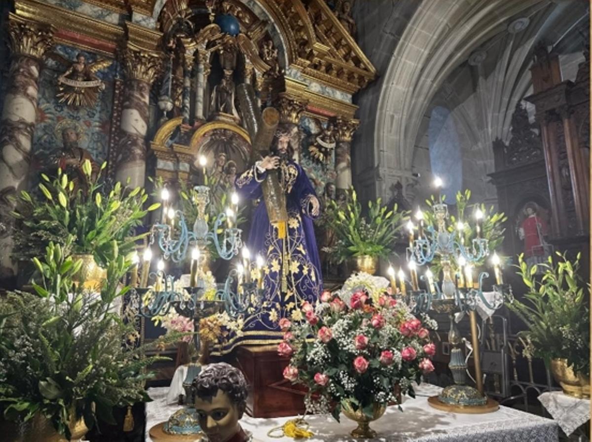 La imagen del Jesús Nazareno, tallada por Ignacio Cerviño en 1877, en la iglesia de Cangas para la festividad de las Tres Gracias.