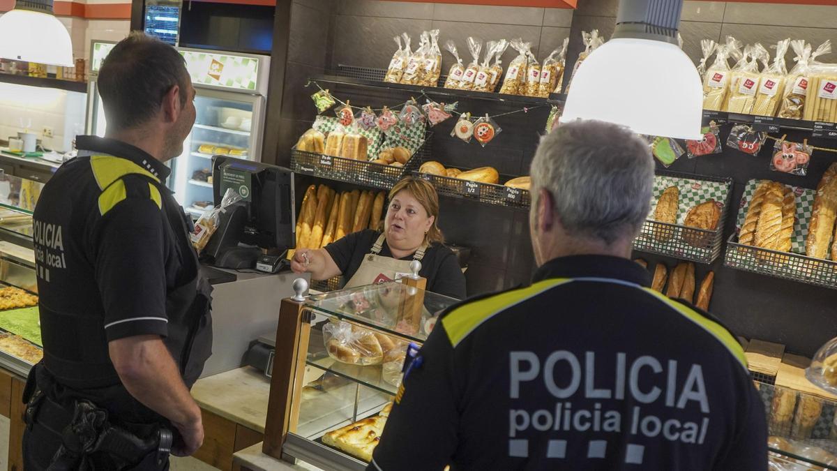 Dos policies locals en un dels forns del davant de la nova comissaria de proximitat