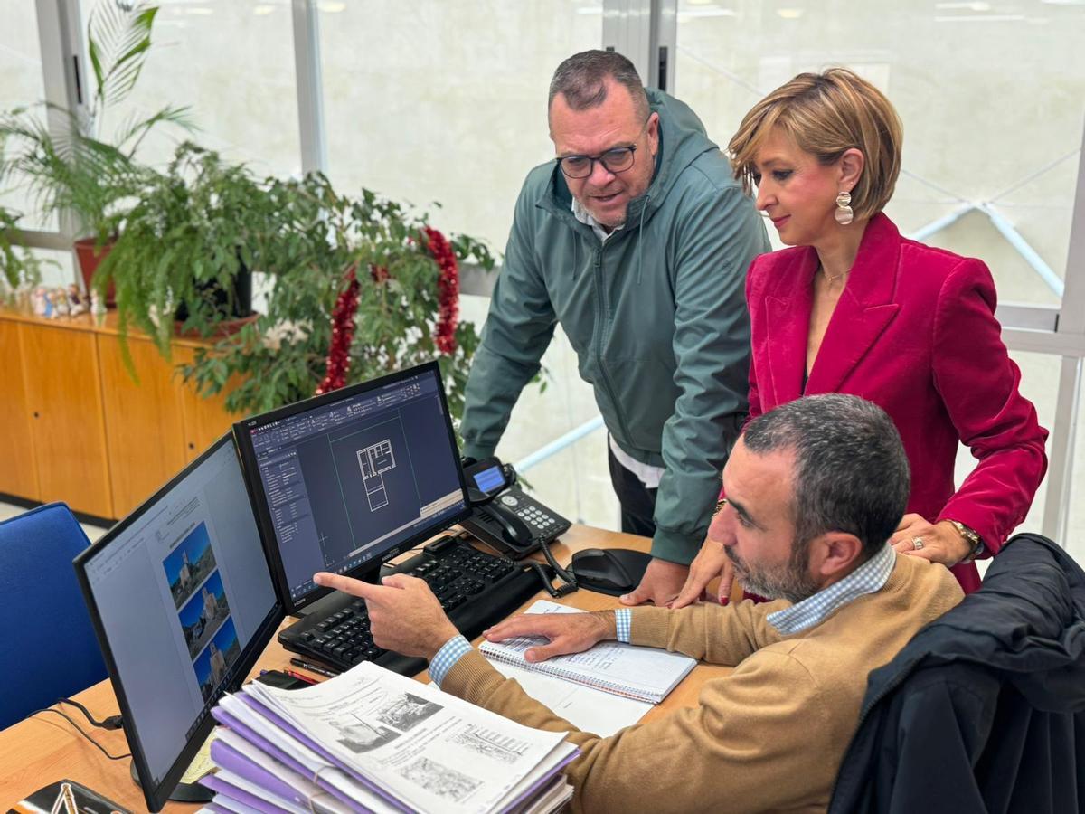 Juan Miguel Bayonas y Belén Peréz junto a un técnico de la UCP.