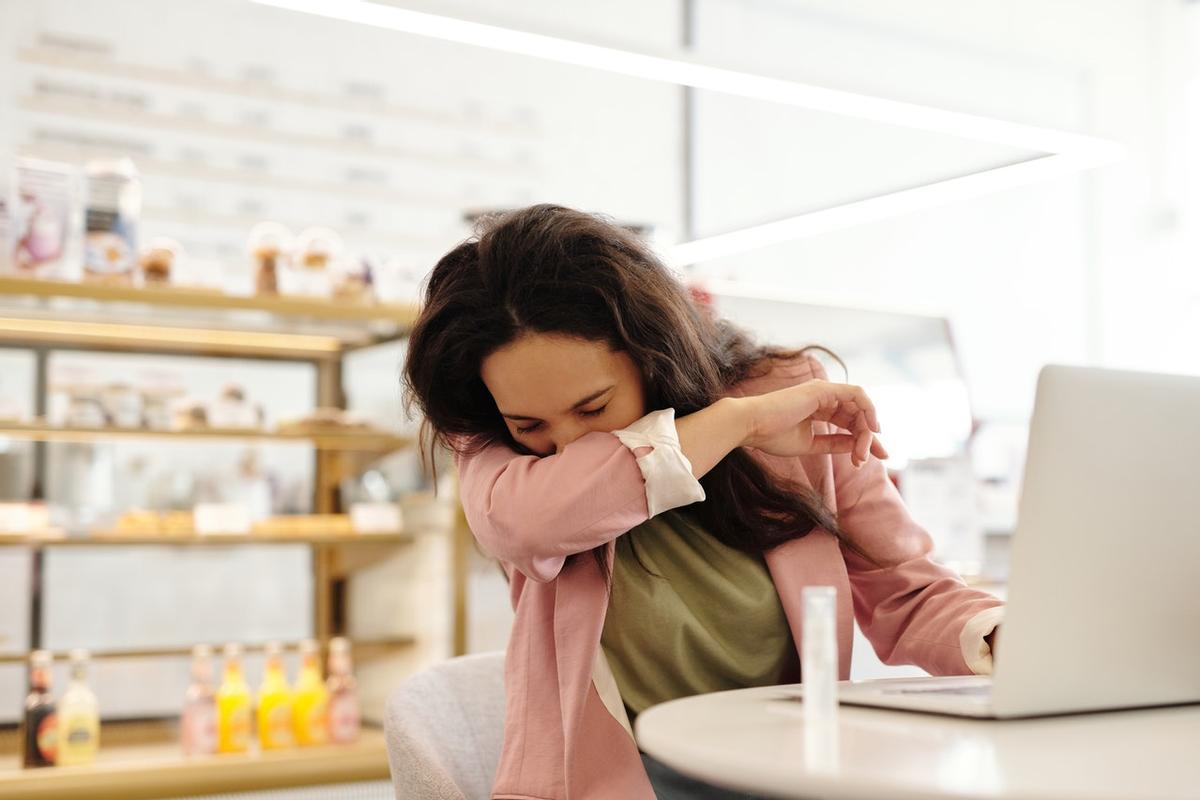 Estornudar varias veces seguidas es un síntoma de alergia muy común