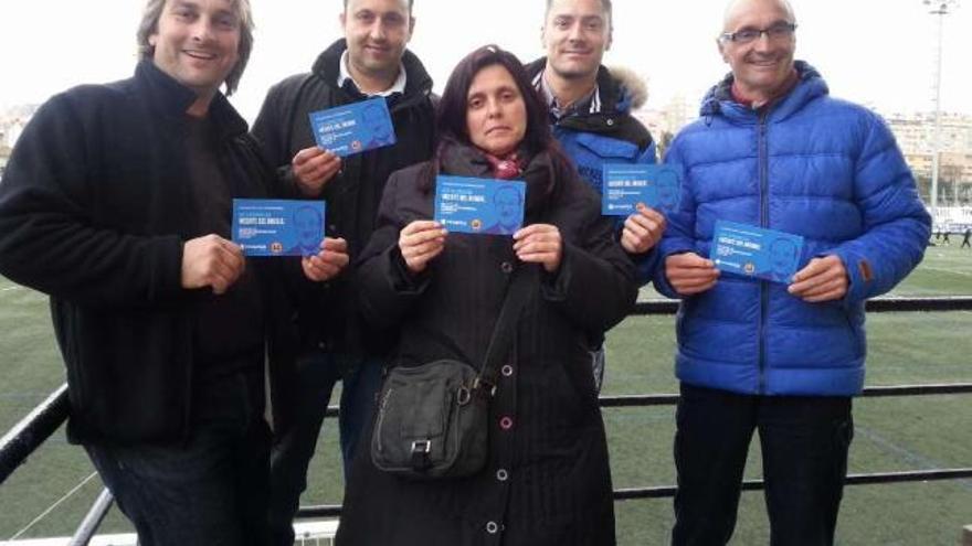 Varios socios del Rápido, con las invitaciones para la conferencia de Del Bosque.