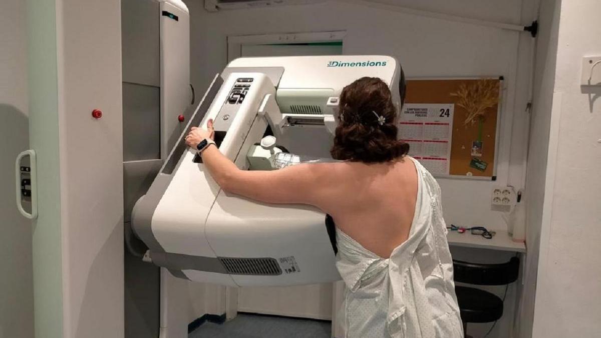 Una mujer se realiza una mamografía en un mamógrafo, en una foto de archivo.