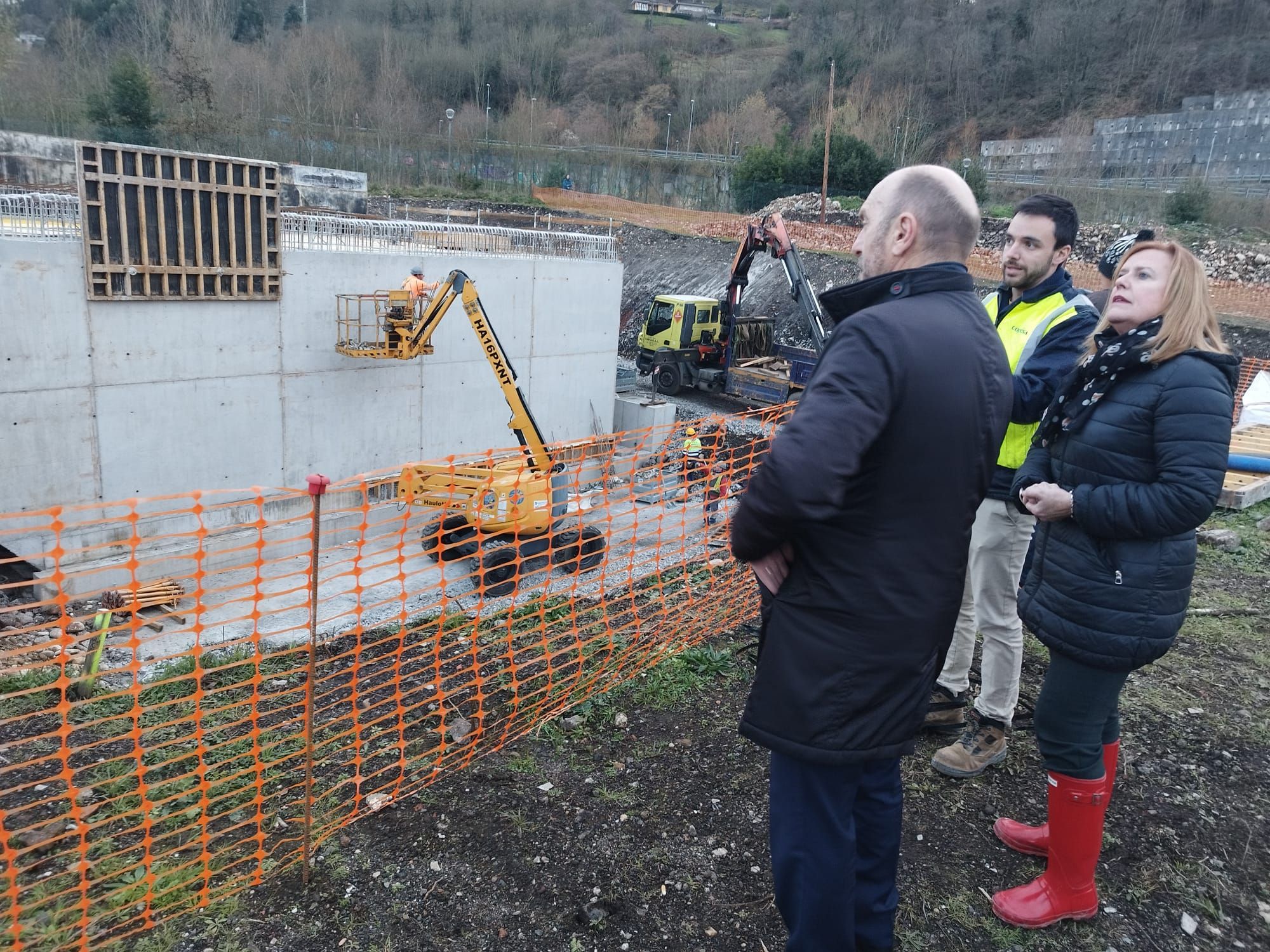 Obras de acceso al futuro ferial de talleres del Conde, en Langreo