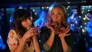 Linda Cardellini y Christina Applegate, protagonistas de ’Dead to me’ y achispadas en no pocos capítulos.