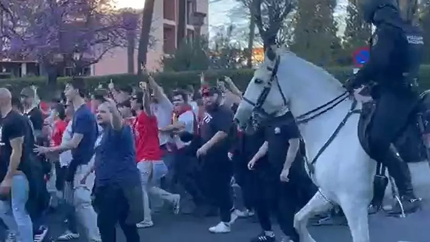 Llegada de la afición sevillista al Benito Villamarín