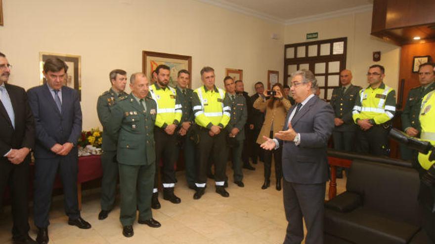 El ministro del Interior con los agentes