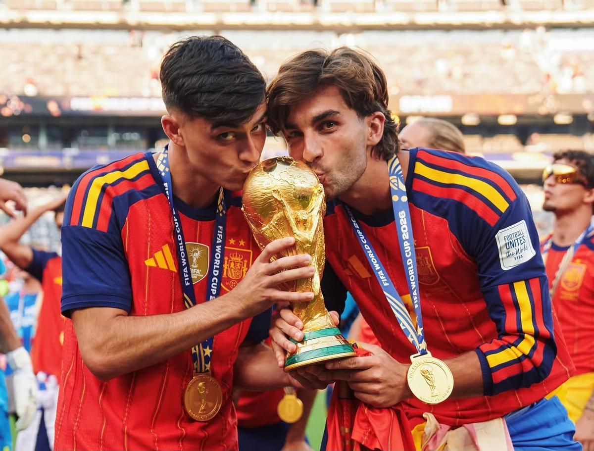 Pedri celebra el Mundial junto a Ferran Torres