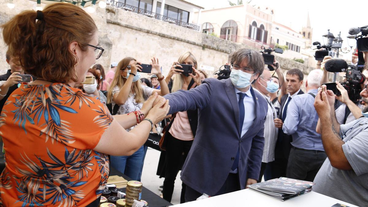 El expresidente de la Generalitat Carles Puigdemont , saludando a los organizadores del Encuentro Internacional de Adifolk.