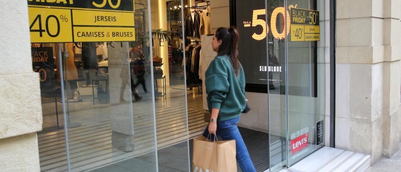 Un comercio con la campaña del Black Friday ya activa en el centro de Barcelona.