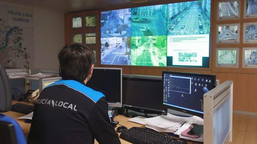 La sala de pantallas de la Policía Local recibe imagen del tráfico en los puntos neurálgicos de la ciudad de 13 cámaras. // I. Osorio