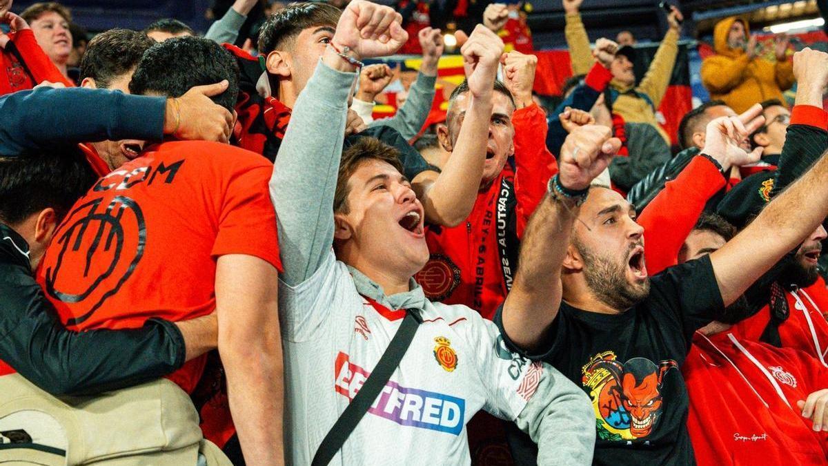 Aficionados del Mallorca apoyan al equipo en Valladolid.