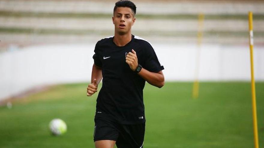 El joven delantero internacional marroquí Hachim Mastour realizó este lunes su primer entrenamiento con el Málaga.