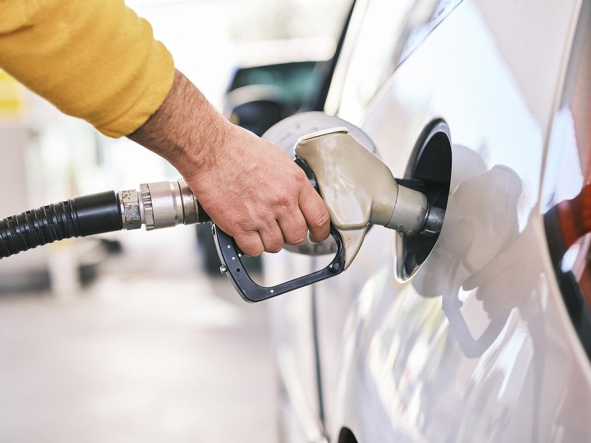 Una persona respostant en una gasolinera