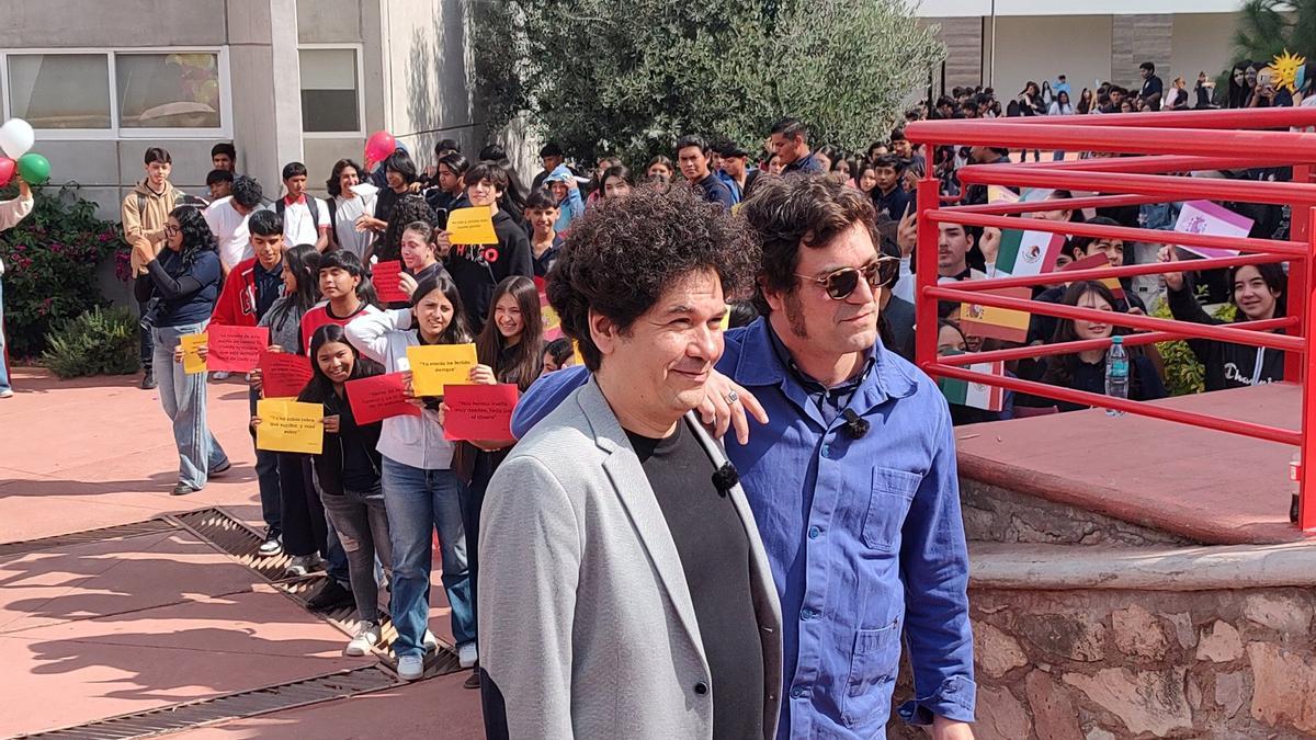 Los escritores Juan Pablo Villalobos y Miqui Otero.