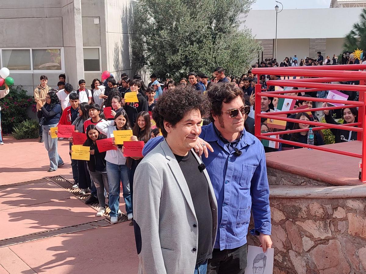 Los escritores Juan Pablo Villalobos y Miqui Otero.