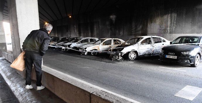 Siete coches arden de madrugada en la calle Posse