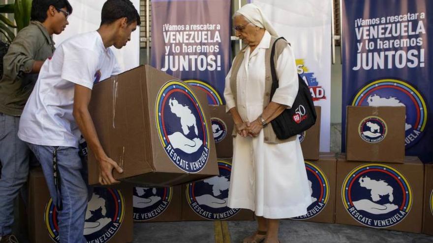 Voluntarios cargan entregas de medicinas en Caracas.