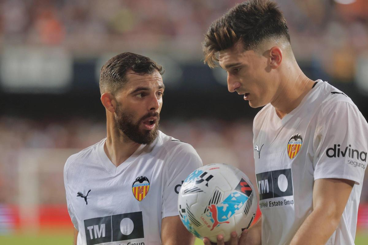 Luis Rioja y Pepelu hablan antes de un lanzamiento de falta.