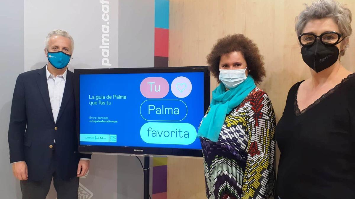 El gerente de la Fundació Turisme Palma 365, Pedro Homar, la concejala Elena Navarro y la diseñadora de la campaña Pilar Dominguez.