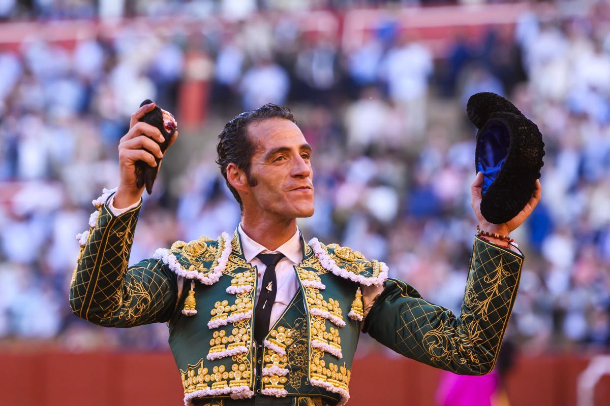 El diestro Pepe Moral con el trofeo conseguido al segundo de su lote durante la corrida de la Feria de Abril.