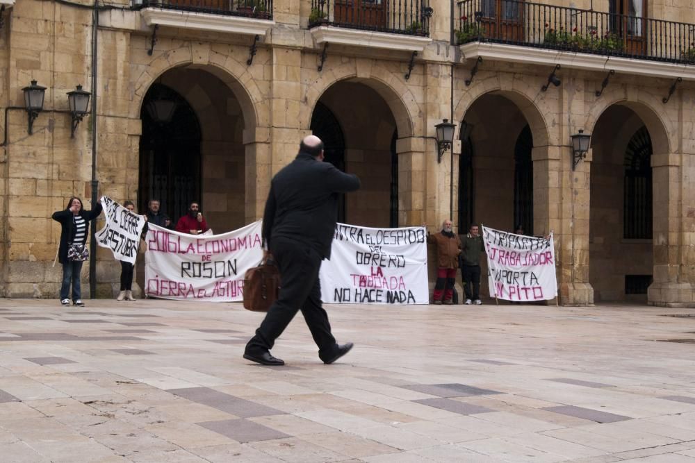Manifestación de los trabajadores de El Asturcón contra en tripartito