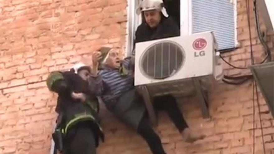 Una anciana se queda colgada de una fachada en Ucrania