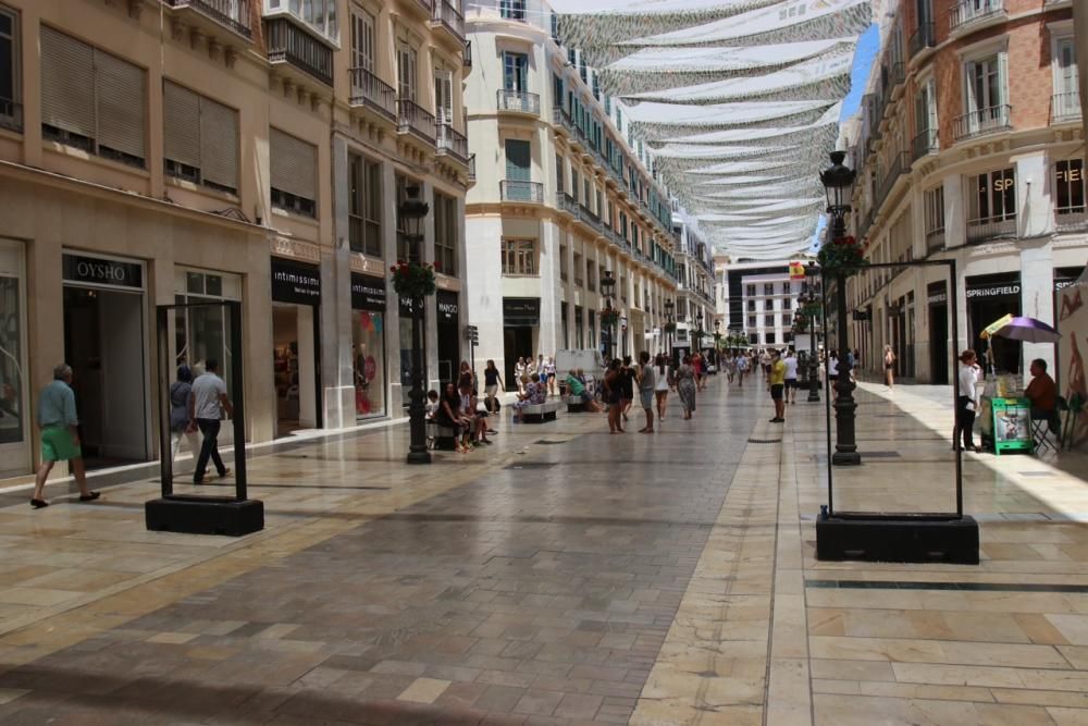 Destrozos en la exposición sobre el cáncer en la calle Larios.