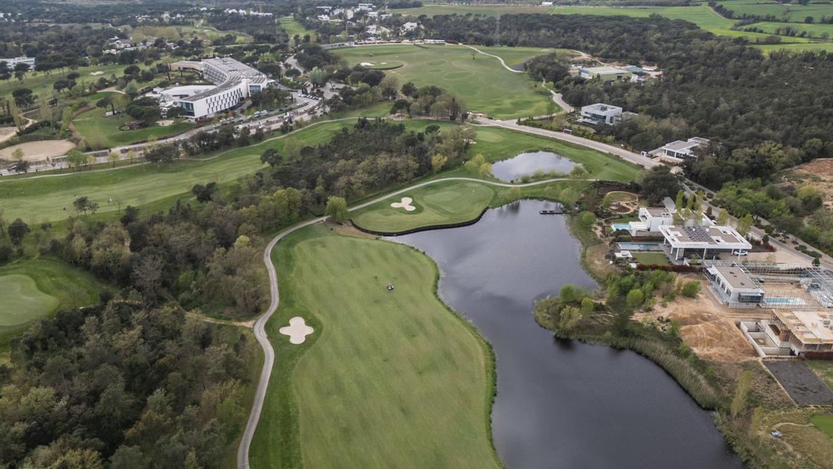 Imagen aérea de uno de los dos campos de golf de Camiral, en Caldes de Malavella. | ZOWY VOETEN
