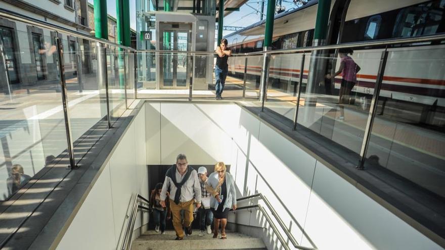 Viajeros, en la estación de tren de Vilagarcía. // I. Abella