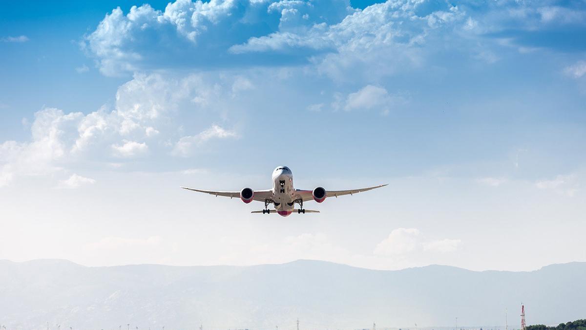 Archivo - Avión volando.