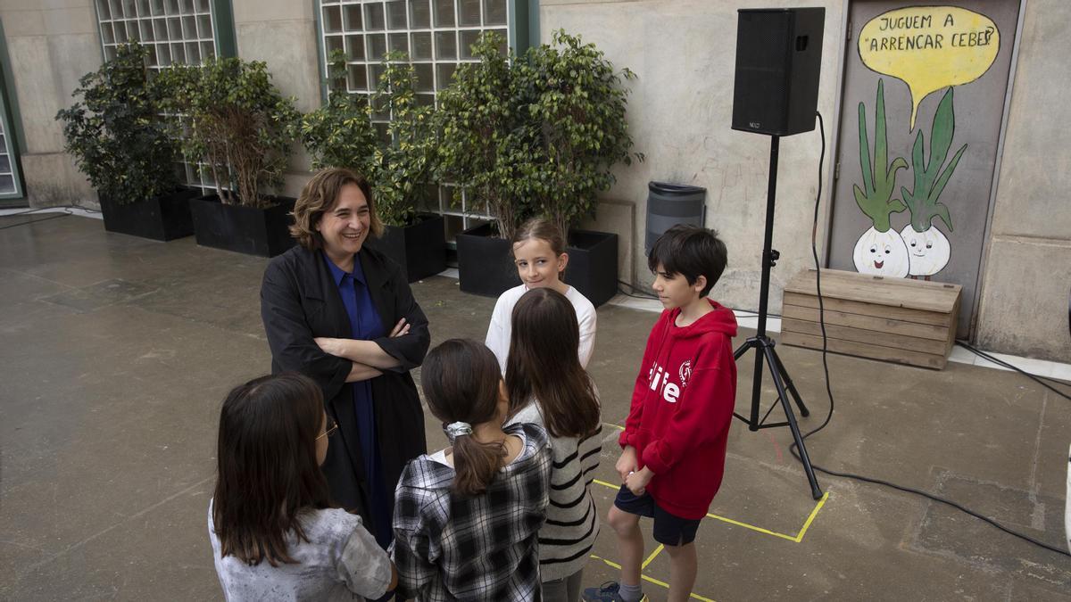 La alcaldesa de Barcelona, Ada Colau, conversa con alumnos y alumnas de quinto de primaria de la Escola Concepció esta mañana.