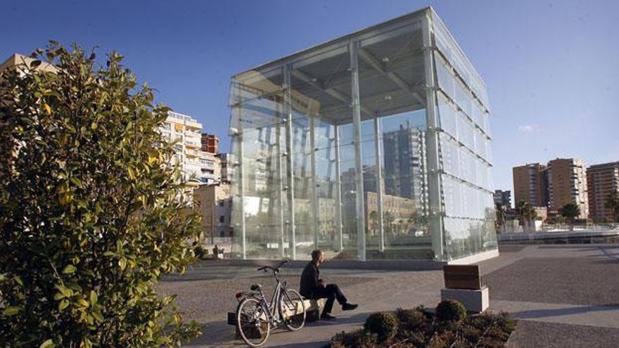 El edificio está situado en la esquina de los muelles 1 y 2.