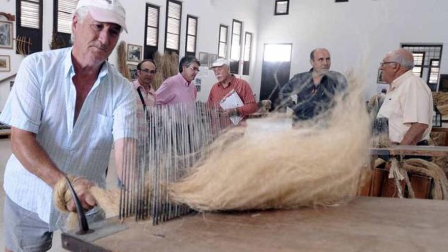 Un momento de la visita de ayer para conocer el Museo del Cáñamo.