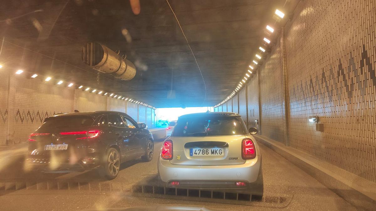 Retenciones en el túnel de Beiramar por la avería de un camión.