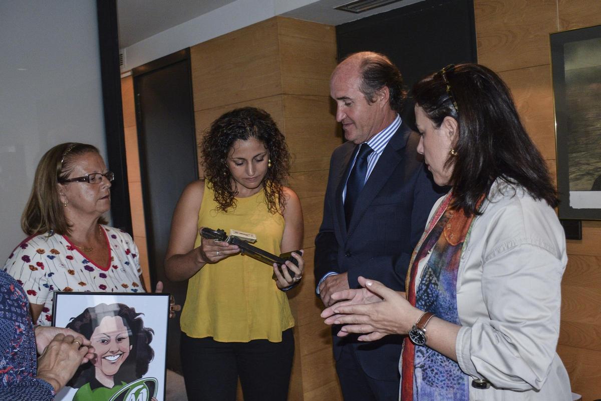 Por la izquierda, Maribel Sánchez, en 2015, junto a Beatriz Álvarez, José Luis Rodríguez Artime y Ángeles Rivero, durante la entrega del premio "Asturiano del mes".