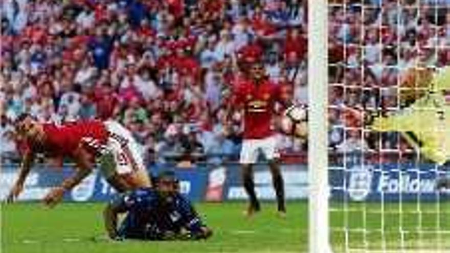 Ibrahimovic dóna la Community Shield al United de Mourinho